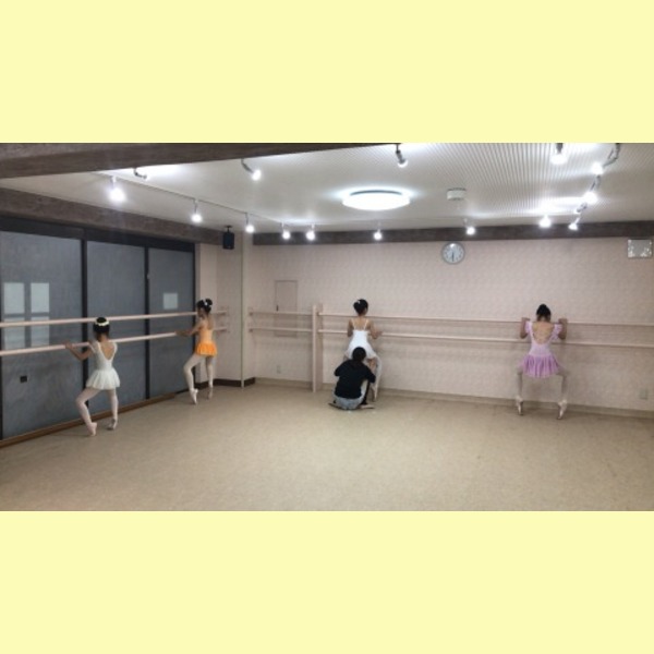 杉並区　高円寺にあるハナバレエスクールのレッスン風景